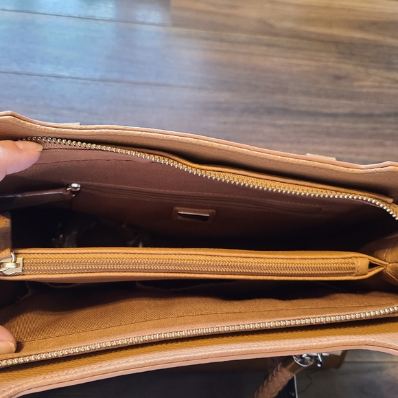 Guess purse - Picture 1 of 3